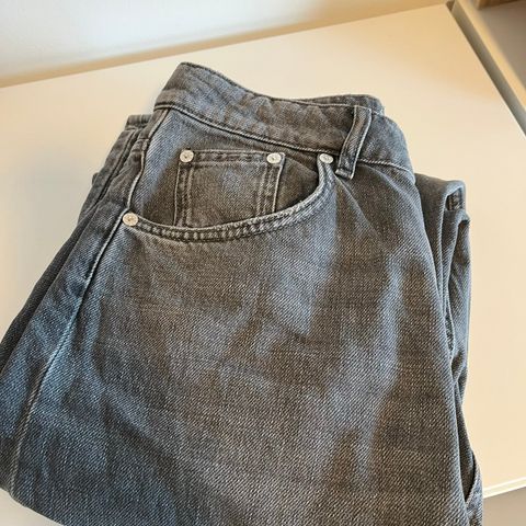 Filippa K ‘Kay Jean’ - jeans i kul gråfarge i str.30 selges til 500