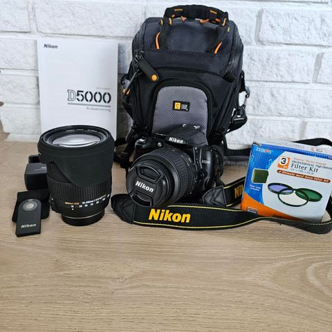 Nikon D5000 med Sigma linse selges.