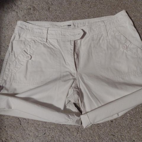 Hvitt shorts H&M, 38, kr 65,-