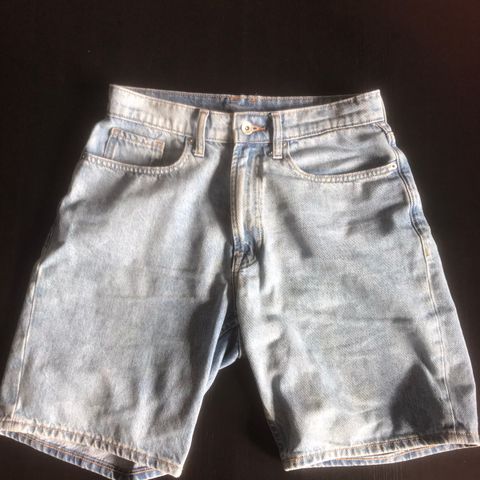 Fin denim shorts fra Vailent, str xs-loosefit og bukse fra Karve