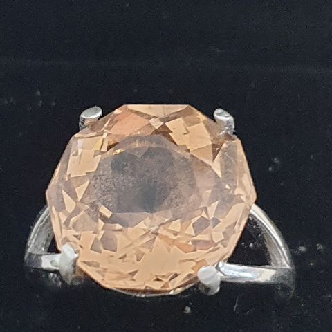 Flyttesalg! Ring i sølv 925 med varmrosa sten (Morganitt?) 11,77 ct.