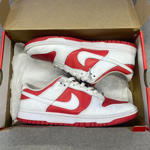 Nike dunk low championship red