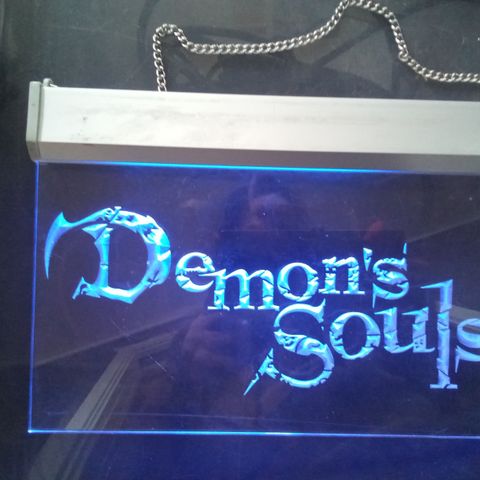 Demon Souls skilt med lys i. Selges