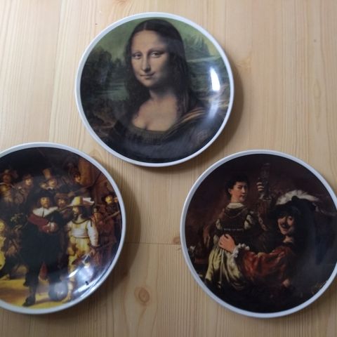 Tre stk tyske platter i porselen med oppheng bak - antikke malerimotiver