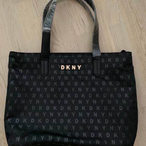 NY DKNY veske, med en liten veske i tillegg.