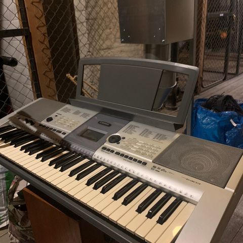 Yamaha E403 keyboard m/notestativ