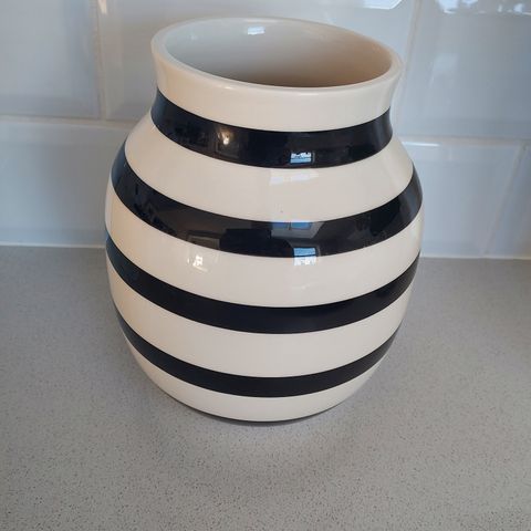 Omaggio vase sort 20 cm fra Kähler