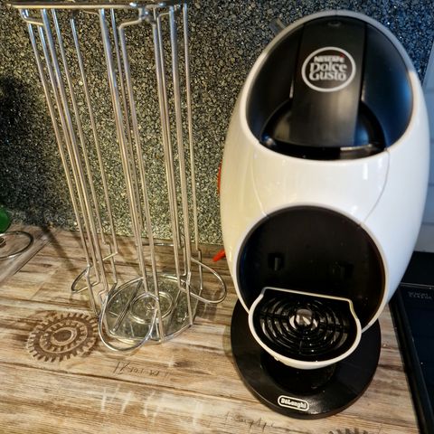 Dolce Gusto de Longhi kapselmaskin med kapselstativ selges