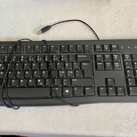 tastatur med kabel - veldig god stand ( Logitech)