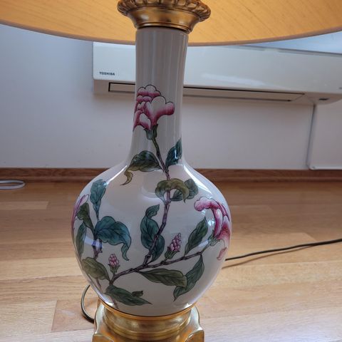 Bordlampe porselen. H: 68cm. Ø skjerm nede: 56cm. Lampe