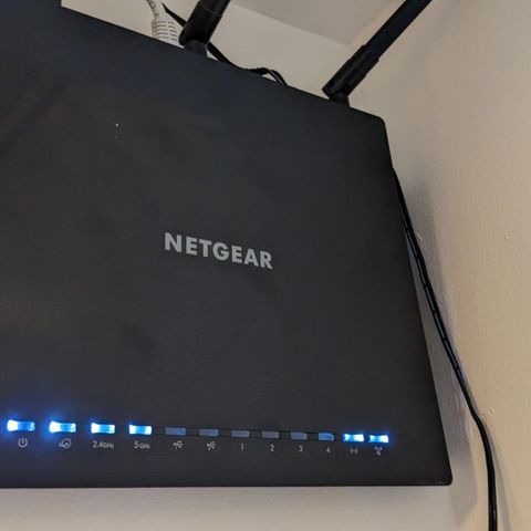 Router Netgear 6400v2 selges (AC1750)