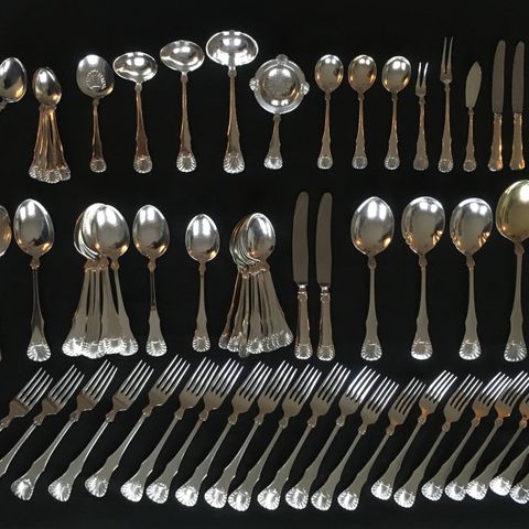 Dronning sølv kniv, gaffel, skje og andre serverings deler i 830s Tostrup