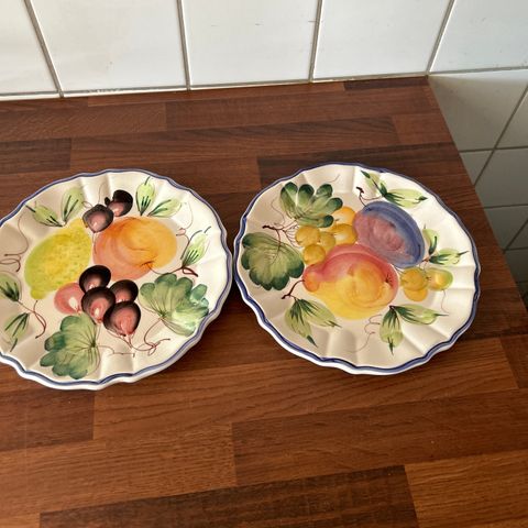 porselen? 2 pynte tallerken fra Nomi, Italia