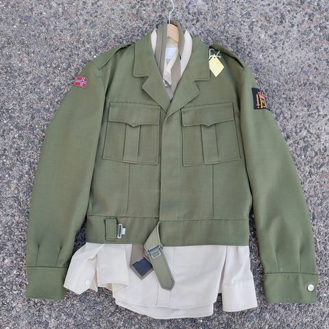 Original - HMKG M70 uniformsjakke med skjorte og slips (Str. 54L)