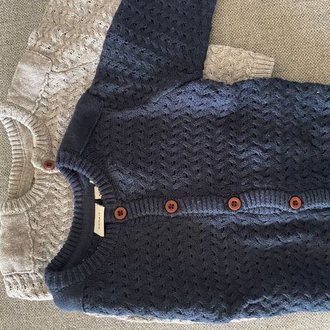 2 fine strikke gensere med knapper