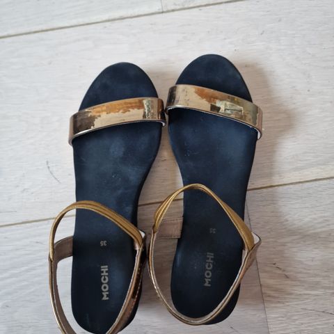 Pent brukt sandaler I str.35 i svart/gult farge