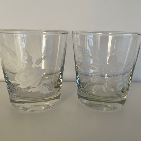 Retro glass med hvit blomster pynt 2 stk