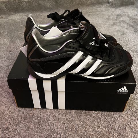 Adidas football sko str 34