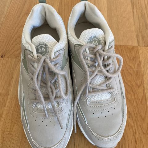 Jean Paul sneakers ( dame). Størrelse 38!