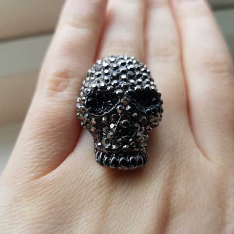 Grå-svart "bling-bling" skull ring, som ny, kan sendes