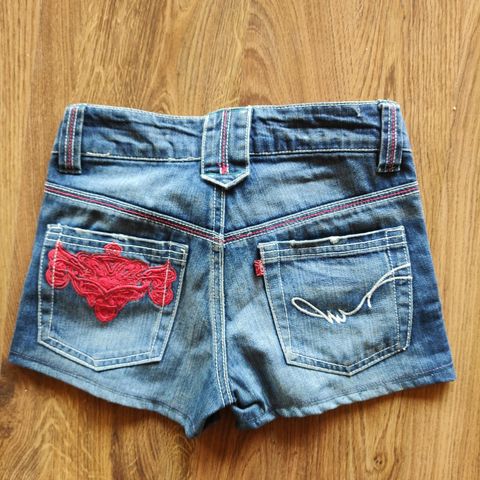 Nydelig broderte shorts. 8-10 år