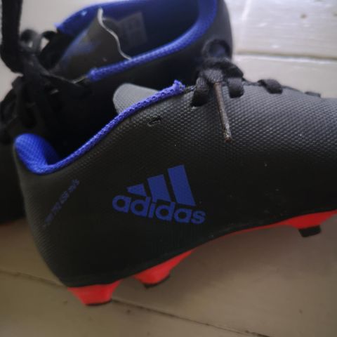 Adidas fotballsko str. 30