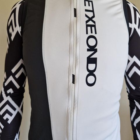 Windstopper Etxeondo sykkelvest selges