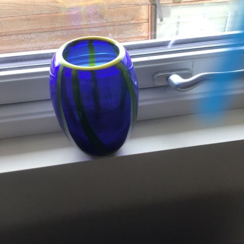 Flott vase i håndlaget kunstglass - perfekt stand