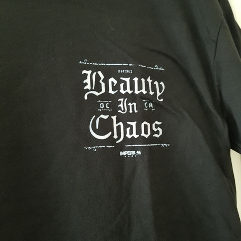 Cropped tee med Beauty in Chaos trykk, supermyk kvalitet, ubrukt, kan sendes