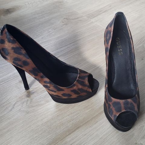 Ubrukte pumps fra Guess str 38