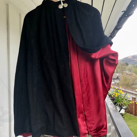 Kr.4500,-sort brokade cape m/sølvspenne