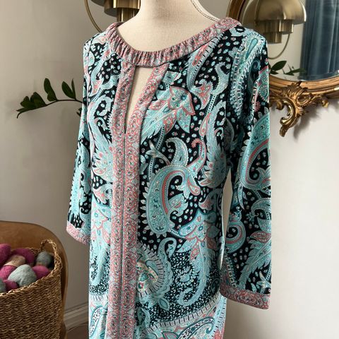 BCBGMAXAZRIA sommerkjole/kaftan med paisleymønster.