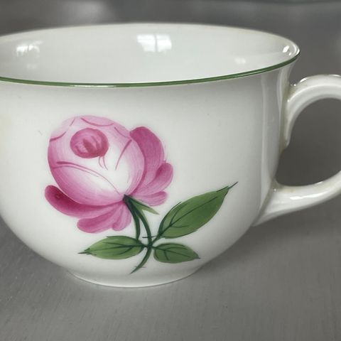 Eldre, liten kopp i porselen. Helt nydelig med rose, se stempel.