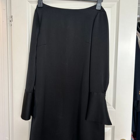 Svart kjole fra Morris str M med åpen rygg