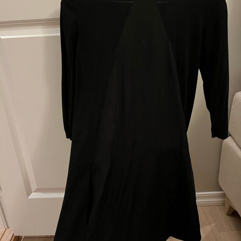 Klassisk svart COS kjole