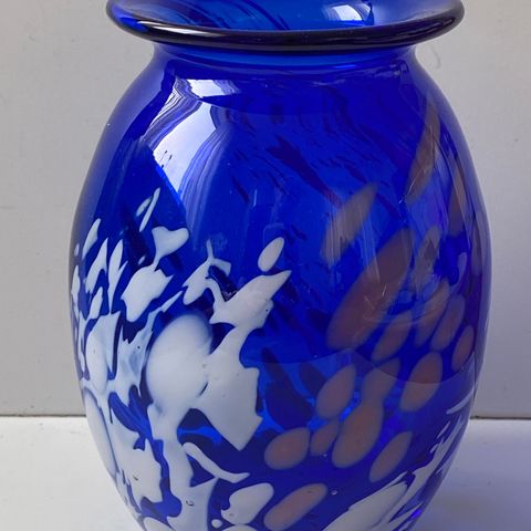 Nydelig blå vase/kunstglass