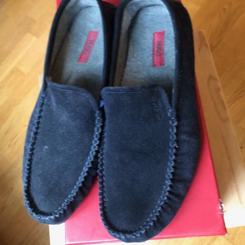 Hugo Boss-skinnsko. Loafers. Mokkasiner. Semsket skinn. I marineblått