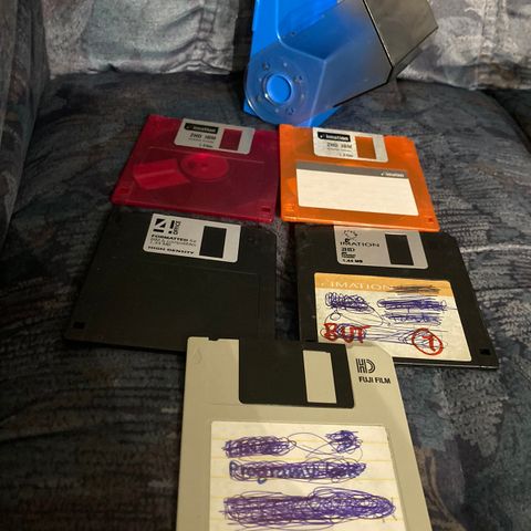 floppy 1.44 MB disketter + kasett (case) fra 90 tallet RETRO VINTAGE
