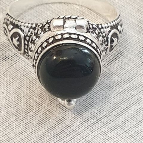 Ring i sølv 925 "Poisonring" med svart Onyx og hemmelig rom. Diam. 19 mm