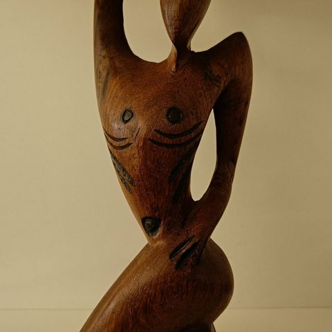 Abstrakt damefigur i teak