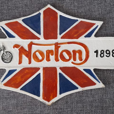 Norton skilt laget i støpejern