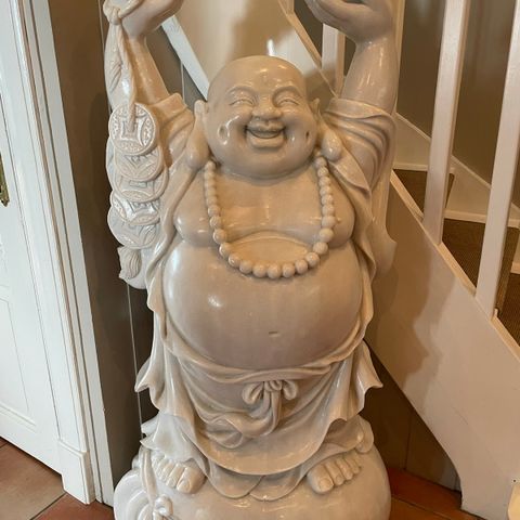 «Happy» - Håndlaget Buddha skulptur i hvit marmor - høyde137 cm