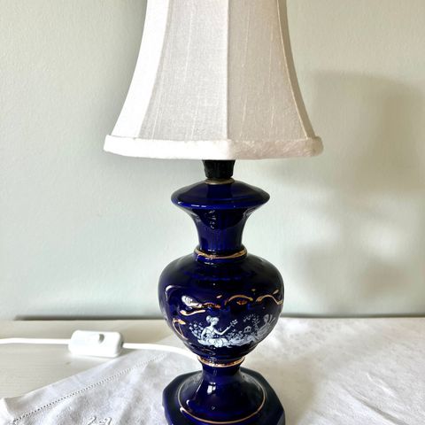 Vintage Lampe (Italy) H 26 cm. Nydelig spesielt vakker farge.