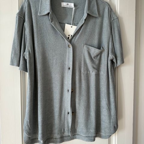 Arniesays Allison Terry shirt str M pale blue selges NY/UBRUKT