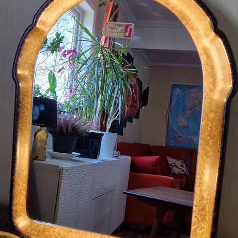 Flott vintage speil i keramikk med bagrunnslys selges kr 2700