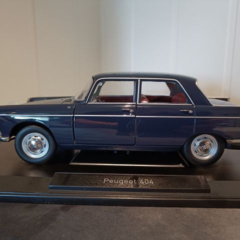 1965 modell Peugetot 404 Admiral blå lakk Norev Skala 1:18