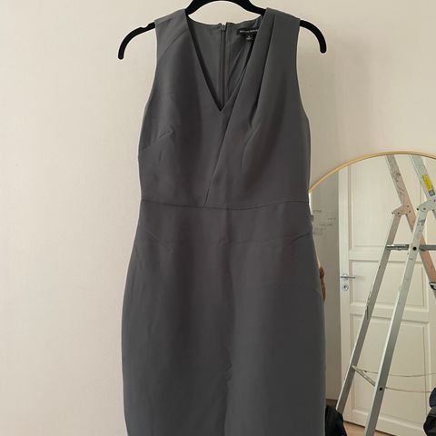 grå kjole, business casual i enkel stil, v-hals og v-rygg