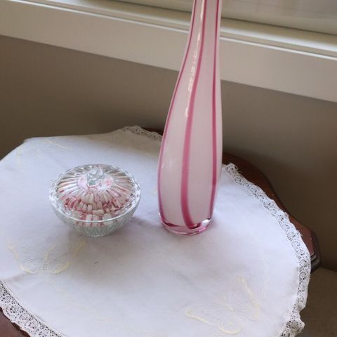 Rosa og hvit vase glasskunst fra Sinclair minner om sukkertøy jordbæris