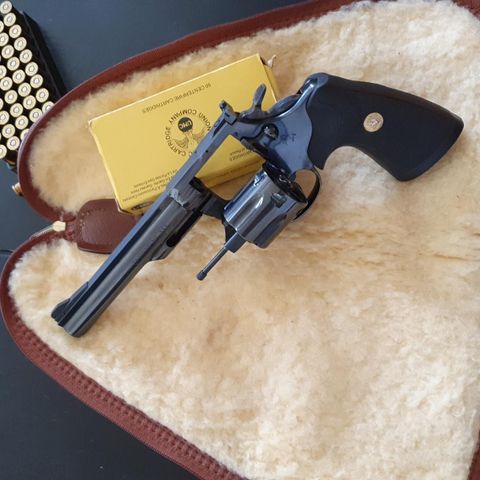Revolver `/ Colt 38 . magnum