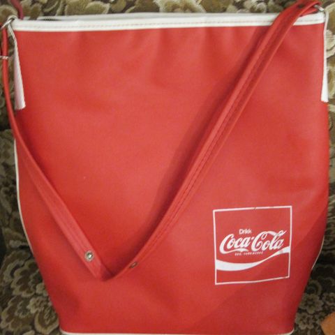 Coca Cola, samleobjekter. Speil, kjølebag, klokker, pins etc. Selges